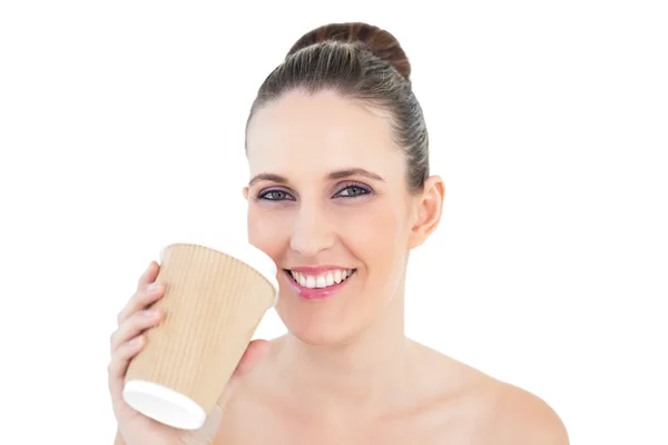 Mujer sonriente sosteniendo café — Foto de Stock