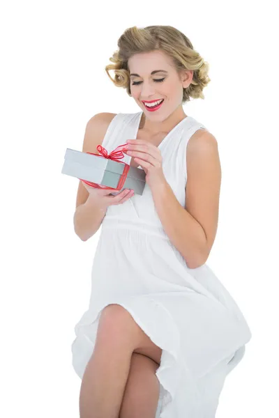 Contenido moda rubia modelo abriendo un regalo — Foto de Stock