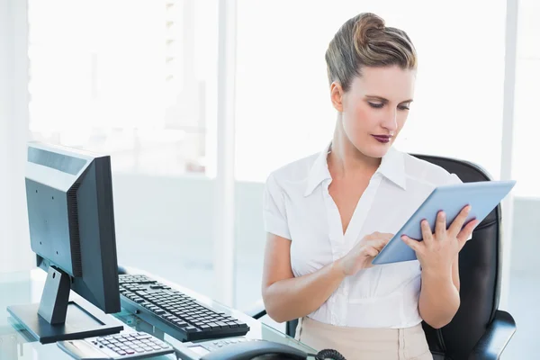 Onun dijital tablet kullanarak iş kadını odaklı — Stok fotoğraf