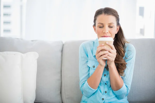 Mujer encantada sosteniendo una taza de café — Foto de Stock
