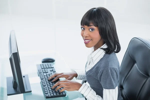 Lächelnde noble Geschäftsfrau tippt — Stockfoto