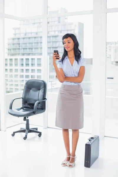 Geconcentreerd zakenvrouw typen op haar mobiele telefoon — Stockfoto