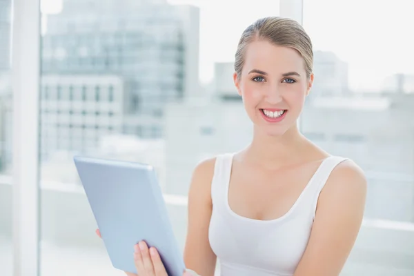 Sorridente bionda carina in possesso di tablet digitale — Foto Stock