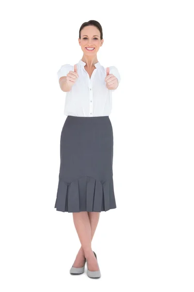 Uśmiechający się elegancką bizneswoman pozowanie kciuk w górę — Zdjęcie stockowe