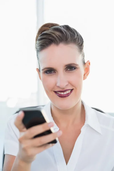 Vista de cerca de la mujer de negocios usando teléfono inteligente — Foto de Stock