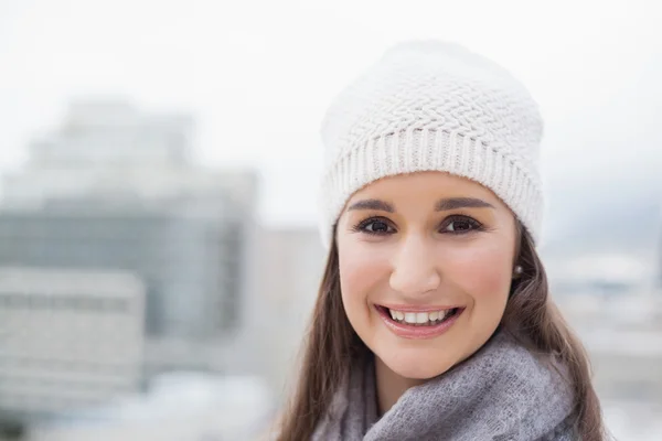 Sorrindo mulher bonito com roupas de inverno em posar — Fotografia de Stock