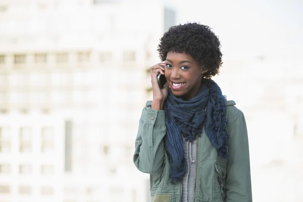 Wesoły model afro na telefon — Zdjęcie stockowe