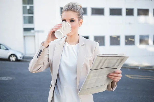 Ernsthafte stilvolle Geschäftsfrau trinkt Kaffee — Stockfoto