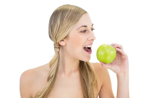 Spokojny młody blond kobieta jedzenie jabłka — Zdjęcie stockowe