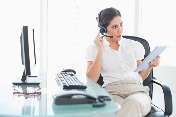 Agente de call center focada usando seu tablet digital em uma chamada — Fotografia de Stock