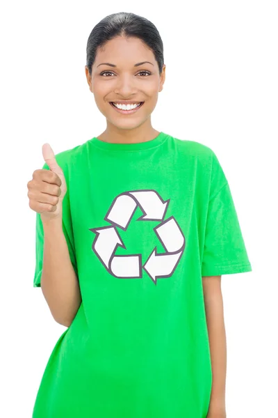 Szczęśliwy modelu sobie recyklingu Koszulka daje kciuk w — Zdjęcie stockowe