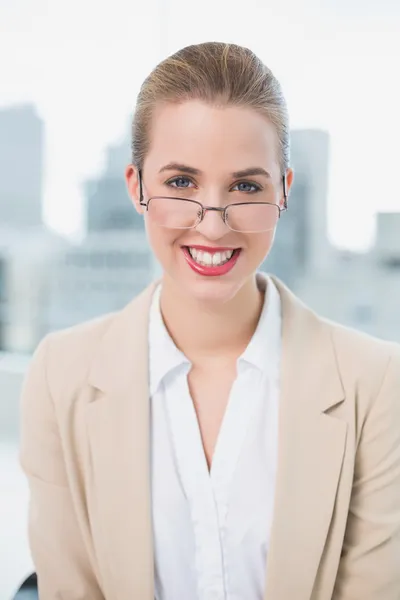 Glimlachende zakenvrouw met glazen poseren — Stockfoto
