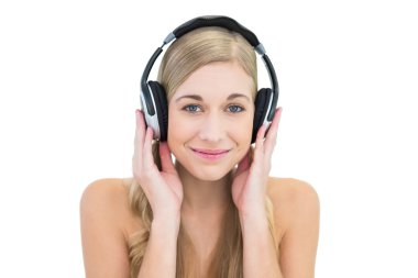 mutlu genç sarışın kadın müzik