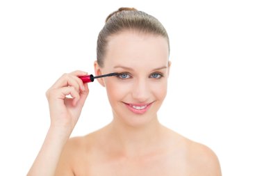 neşeli güzel sarışın model rimel uygulamak