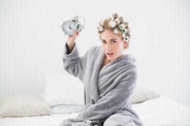 saç curlers alarm saatini atma kızgın sarışın kadın