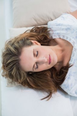 rahat yatağında uyuyan huzurlu kadın