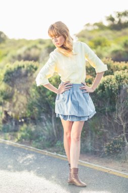 yol kenarında üzerinde dalgın muhteşem sarışın