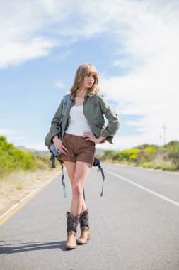 Otostop yaparken poz düşünceli seksi sarışın