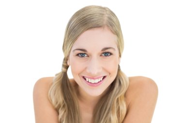 sevimli genç sarışın kadın kameraya bakıyor