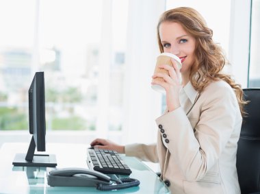 güzel iş kadını içme kahve gülümseyen