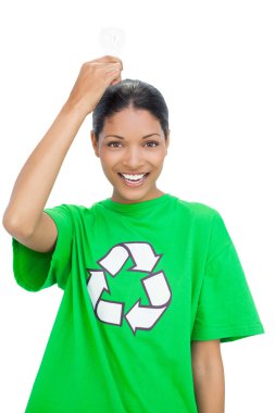 model giyen geri dönüşüm tshirt ampul başının üstünde tutan gülümseyerek