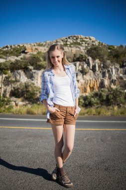 gülümseyen kadın kamera önünde poz