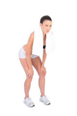 boynuna spor havlu tutan spor giyim rekabetçi fit modeli