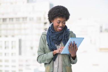 gülümseyen casual kadın Tablet PC'yi kullanma