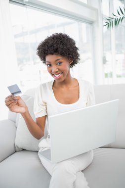gülümseyen güzel kadın online satın almak için kredi kartını kullanma