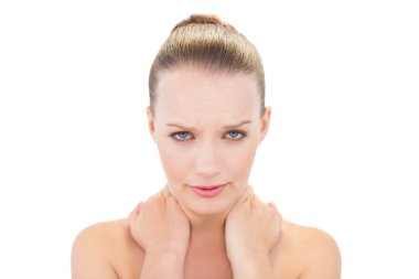 Boynunu holding gülmeyen güzel sarışın model