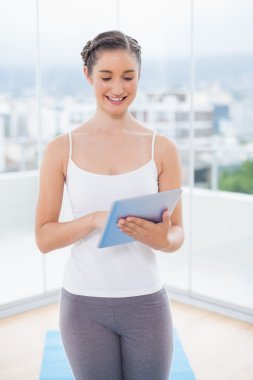 Tablet PC'de kaydırma sportif modeli gülümseyen