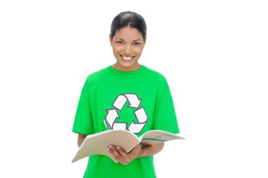 defter tutan model giyen geri dönüşüm tshirt gülümseyen