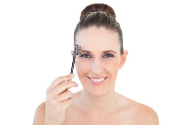 çekici bir kadın onun kaş fırçalama