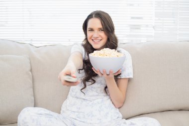 Pijama tv izlerken patlamış mısır olan güzel bir kadın