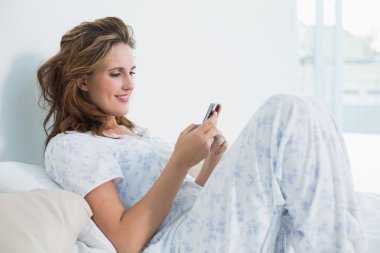 gülümseyen kadın yatakta yatan