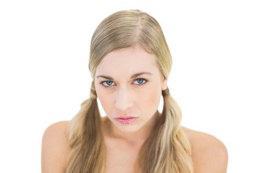 Kameraya bakarak genç sarışın model somurtarak