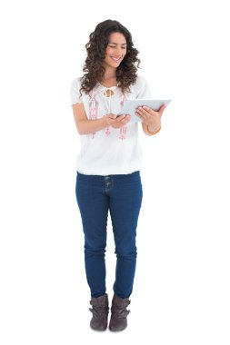 onun tablet pc kullanarak çekici casual esmer