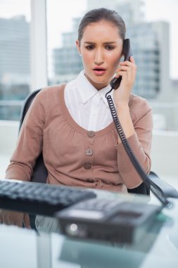 Telefonu kaldırıp öfkeli iş kadını