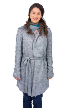 neşeli esmer poz kış kıyafetleri