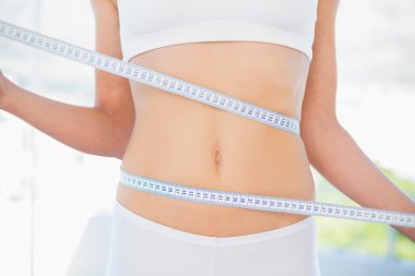 orta bölümde kadının beline ölçme