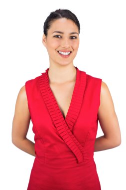 Kırmızı elbise poz içinde neşeli seksi esmer