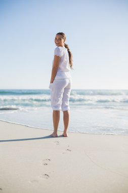 Dikiz gülümseyen kadın kameraya bakıyor