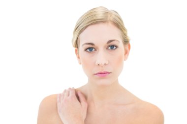 Kameraya bakarak sert genç sarışın kadın