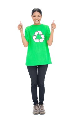 neşeli siyah saçlı model başparmak vazgeçerek geri dönüşüm tshirt giyiyor