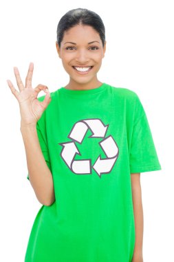 iyi bir jest yaparak geri dönüşüm tshirt giymiş mutlu modeli
