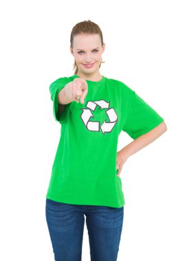 neşeli oldukça çevre aktivisti kameraya parmağıyla işaret