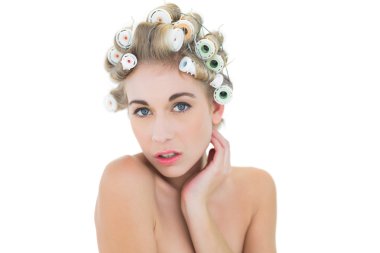 Kameraya bakarak saç curlers içinde dalgın sarışın model