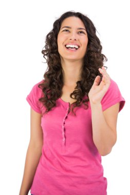 Koyu saçlı model poz gülümseyen