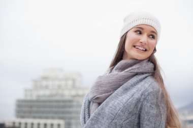 kış giysileri ile güzel esmer