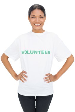 mutlu model poz gönüllü tişörtü giyen